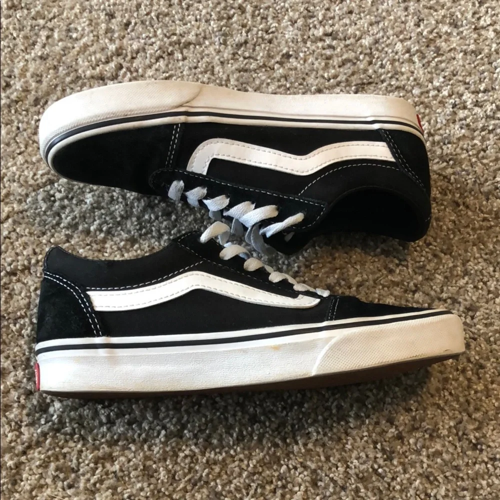 Women’s Classic Black and White Low-Tops Vans